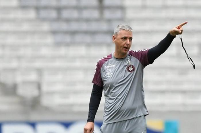 Tiago Nunes recebe carta branca para decidir jogadores que ficam