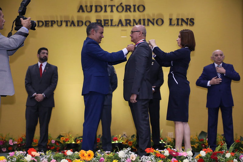 Josué Neto ‘rende’ homenagem a Alfredo Menezes em solenidade na Assembleia