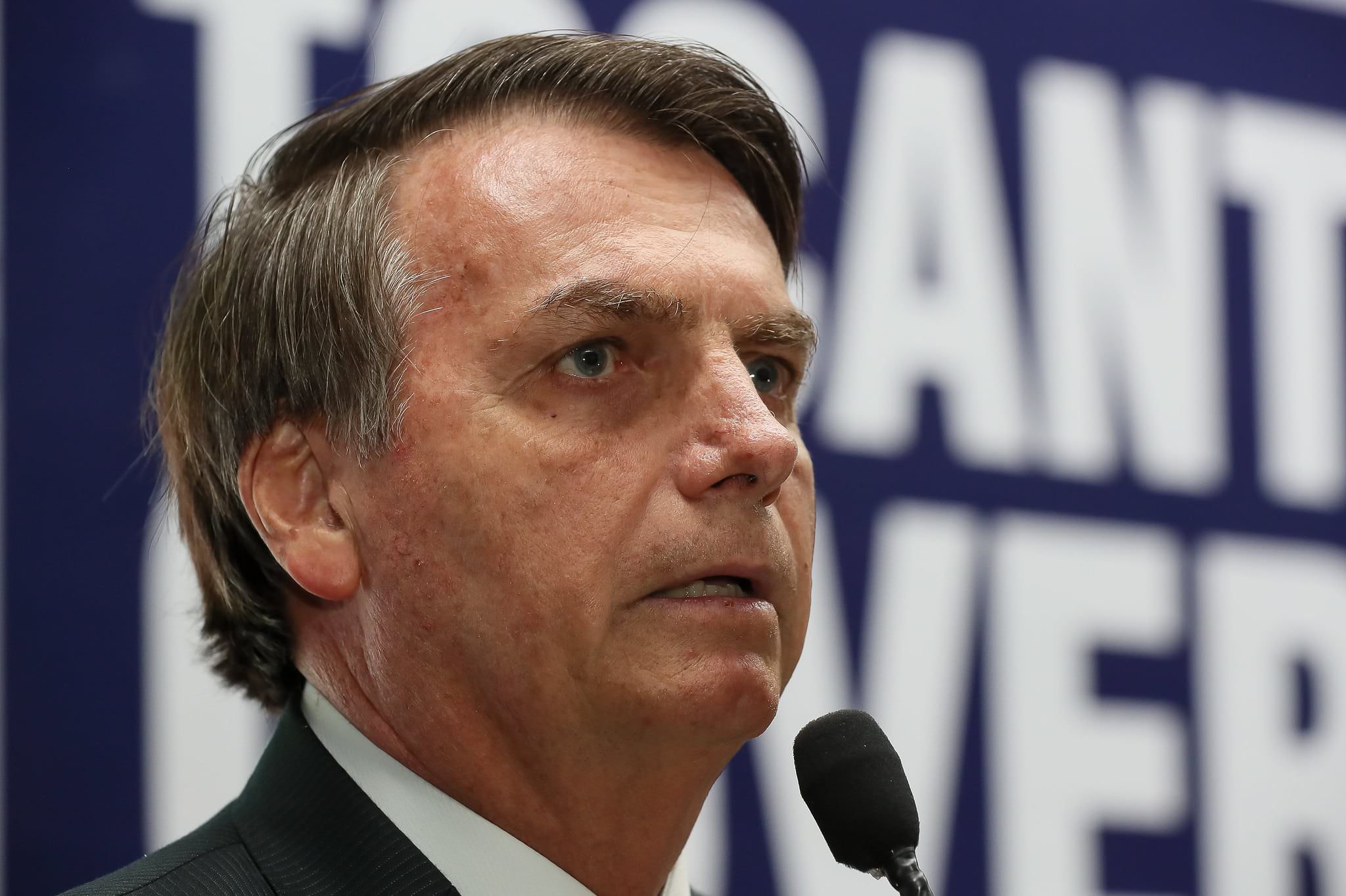 Abraji publica nota contra tratamento de Bolsonaro a jornalistas