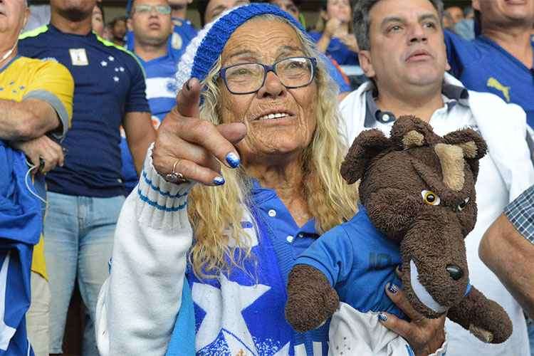 Morre Dona Salomé, torcedora símbolo do Cruzeiro, aos 86 anos