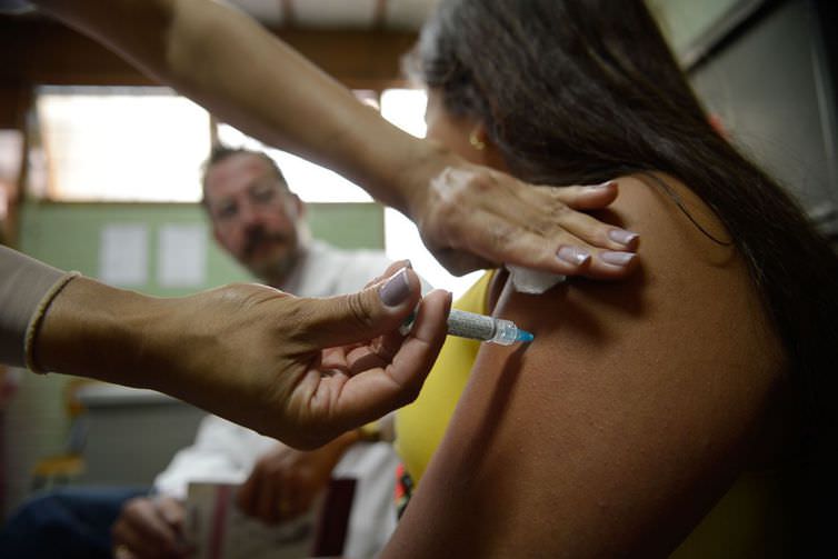 Problemas com vacina contra  HPV são descartados pelo governo