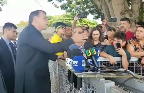 Bolsonaro incentiva apoiador a atacar imprensa e jornalistas boicotam coletiva