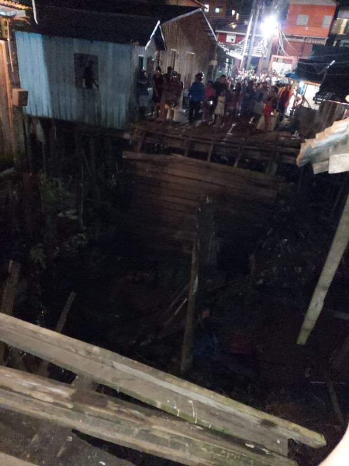 Ponte desaba ferindo 6 pessoas e moradores denunciam prefeito