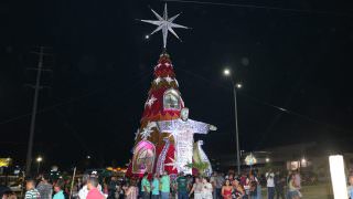 'Natal do Abraço' ganha árvore de 20 metros na Bola do Produtor