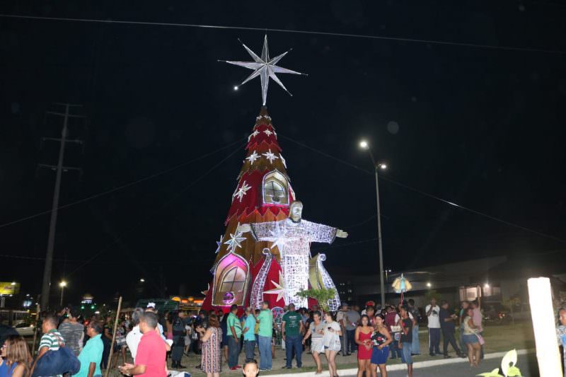 ‘Natal do Abraço’ ganha árvore de 20 metros na Bola do Produtor