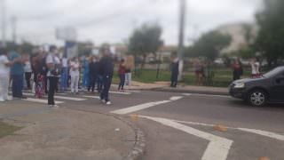 Terceirizados da Saúde realizam protesto para cobrar atrasos de salários
