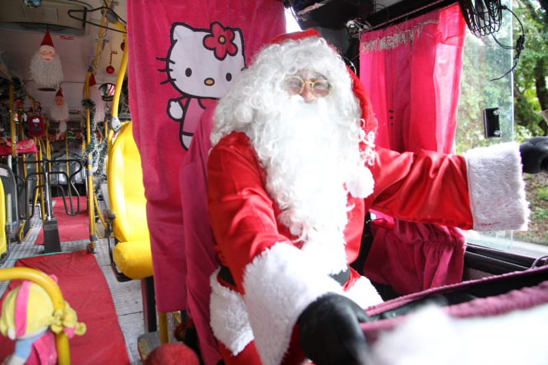 Motorista de ônibus se veste de Papai Noel e encanta passageiros