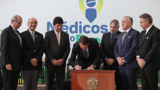 Presidente Bolsonaro sanciona lei 'Médicos pelo Brasil'