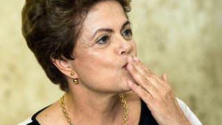 Dilma Rousseff é xingada em voo com bolsonaristas e reage aos insultos