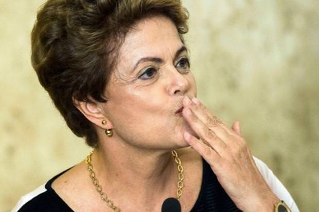 Dilma Rousseff é xingada em voo com bolsonaristas e reage aos insultos