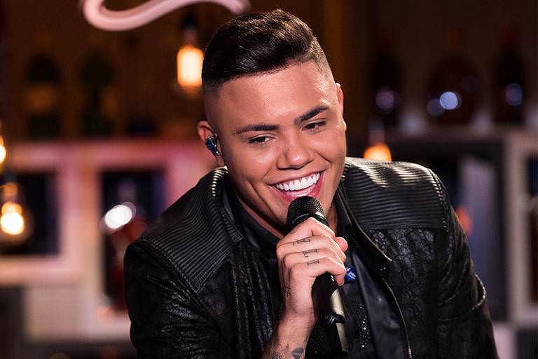 Felipe Araújo é flagrado em clima de romance com ex-bbb