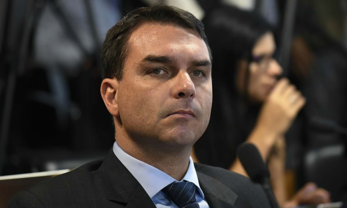 Flávio Bolsonaro visitava miliciano na cadeia, diz vereador