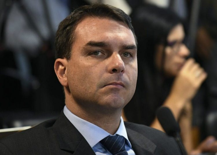 Flávio Bolsonaro diz que há ‘supernotificação’ de casos de Covid-19 e pede investigação no MPF