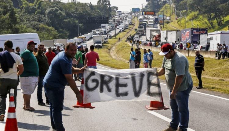 Greve dos caminhoneiros, prometida para esta segunda-feira, não emplaca