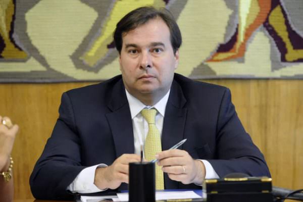 Rodrigo Maia recebe a maior premiação em evento da revista Istoé