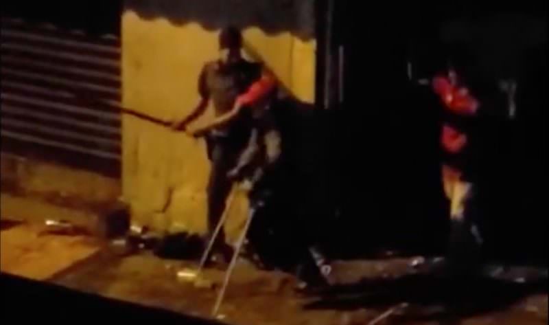 Vídeo: Policial militar agride jovens com um pedaço de pau e sorri