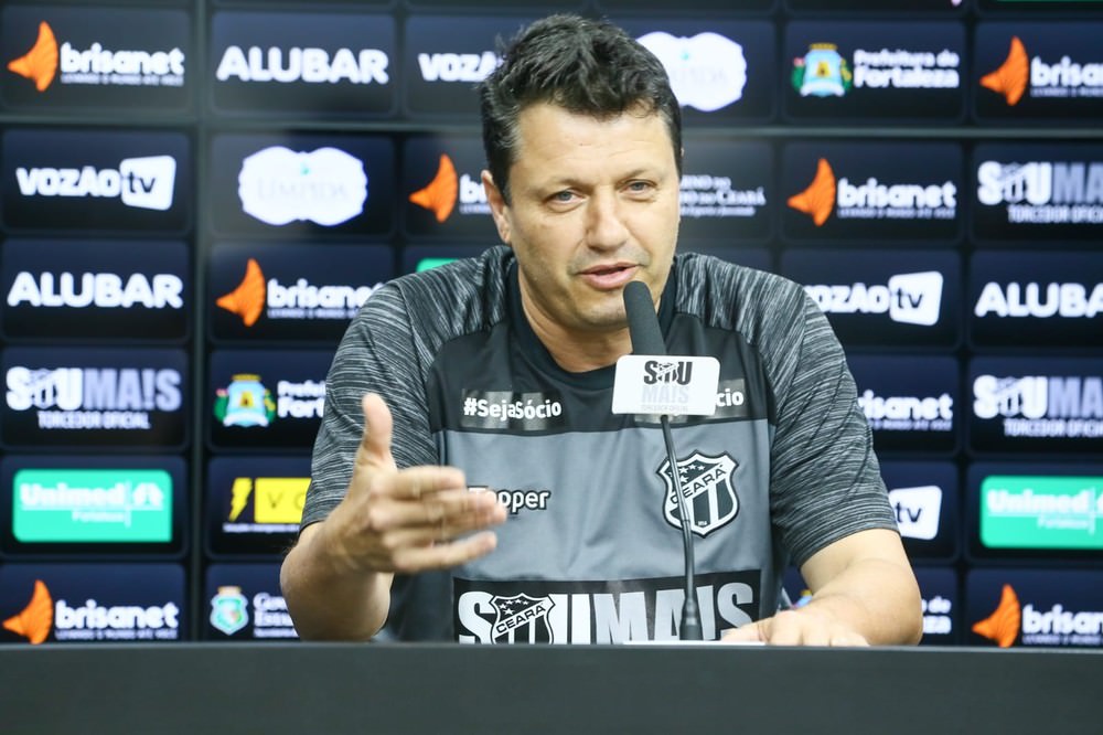 Adilson pede ajuda da torcida do Cruzeiro na luta para evitar rebaixamento