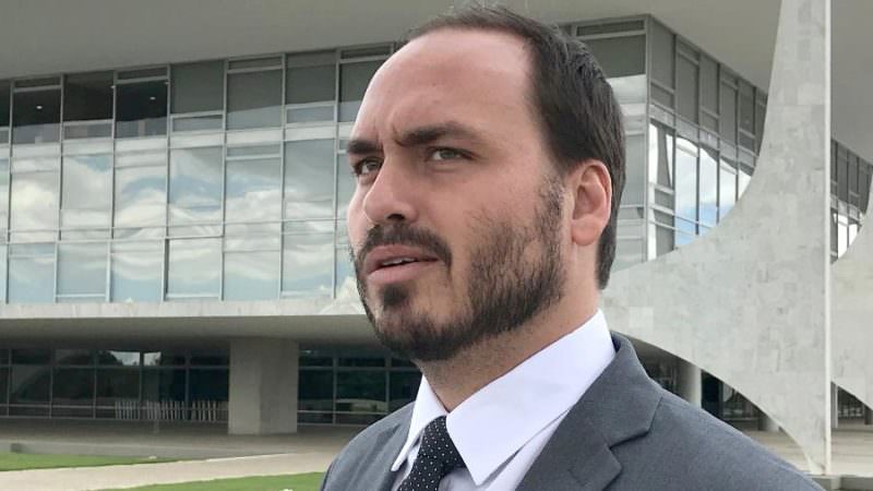 Vereador Carlos Bolsonaro ataca Rodrigo Maia na internet
