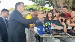 Bolsonaro incentiva apoiador a atacar imprensa e jornalistas boicotam coletiva