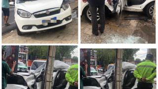 Homem fica ferido após acidente de carro na Humberto Calderaro