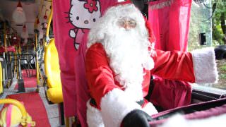 Motorista de ônibus se veste de Papai Noel e encanta passageiros