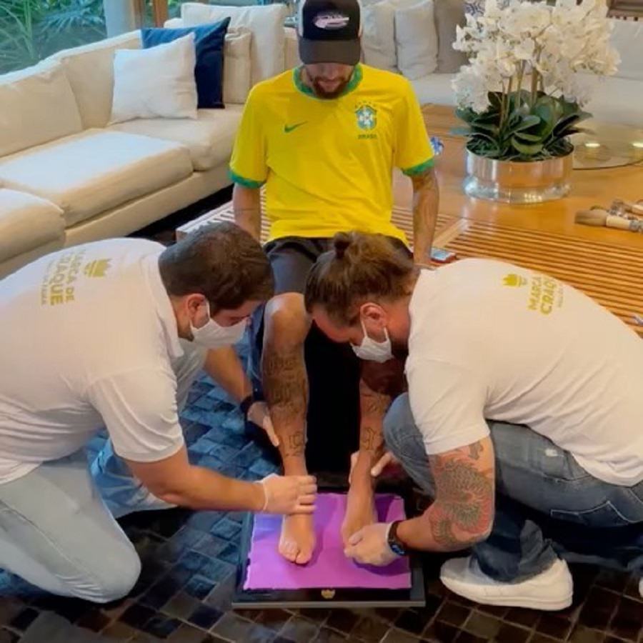 Neymar deixa marcas dos pés para exibição na Calçada da Fama no Maracanã