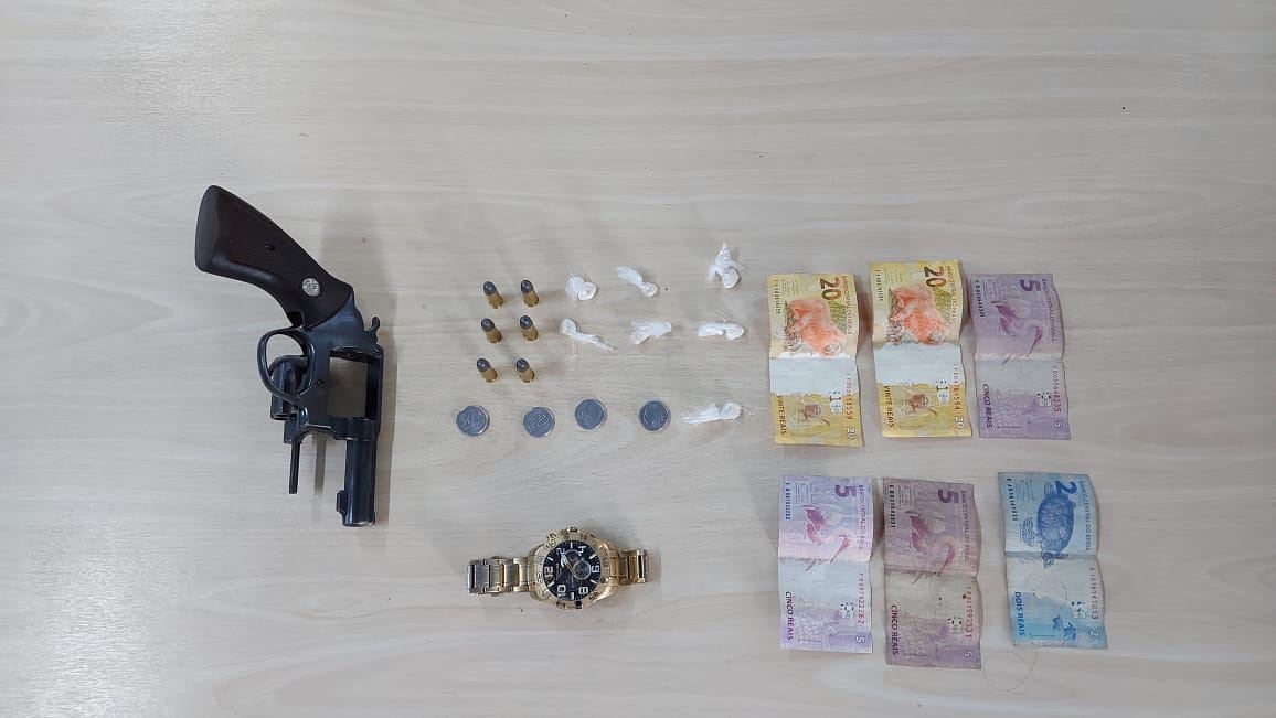 Jovem é detido com arma de fogo, dinheiro e drogas na zona Norte