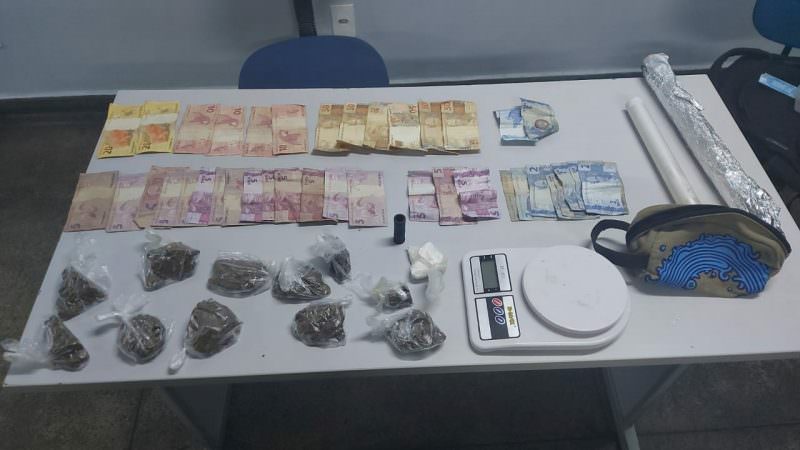 Homem foge da PM e larga mochila com drogas, dinheiro e material ilícito
