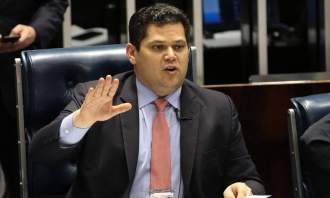 Alcolumbre teria pago mesada a ex-funcionária do TRE-AP a pedido de desembargador