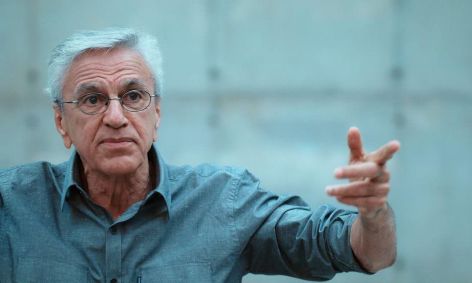 Com covid, Caetano Veloso exalta vacina e critica Bolsonaro: 'que o brasileiro se livre'