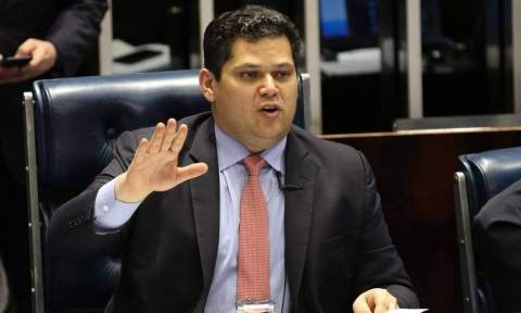 Alcolumbre teria pago mesada a ex-funcionária do TRE-AP a pedido de desembargador