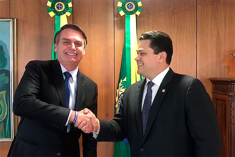 Bolsonaro confirma apoio a candidato de Alcolumbre para presidência do Senado