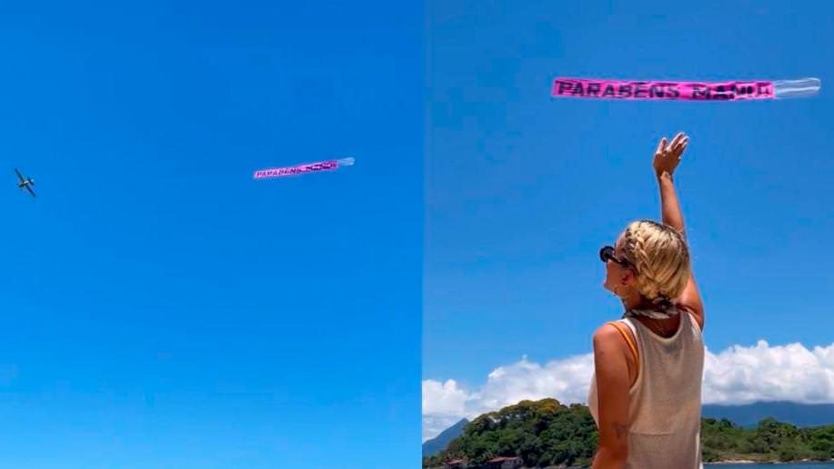 Rafa Kalimann surpreende Manu Gavassi com faixa de parabéns em avião