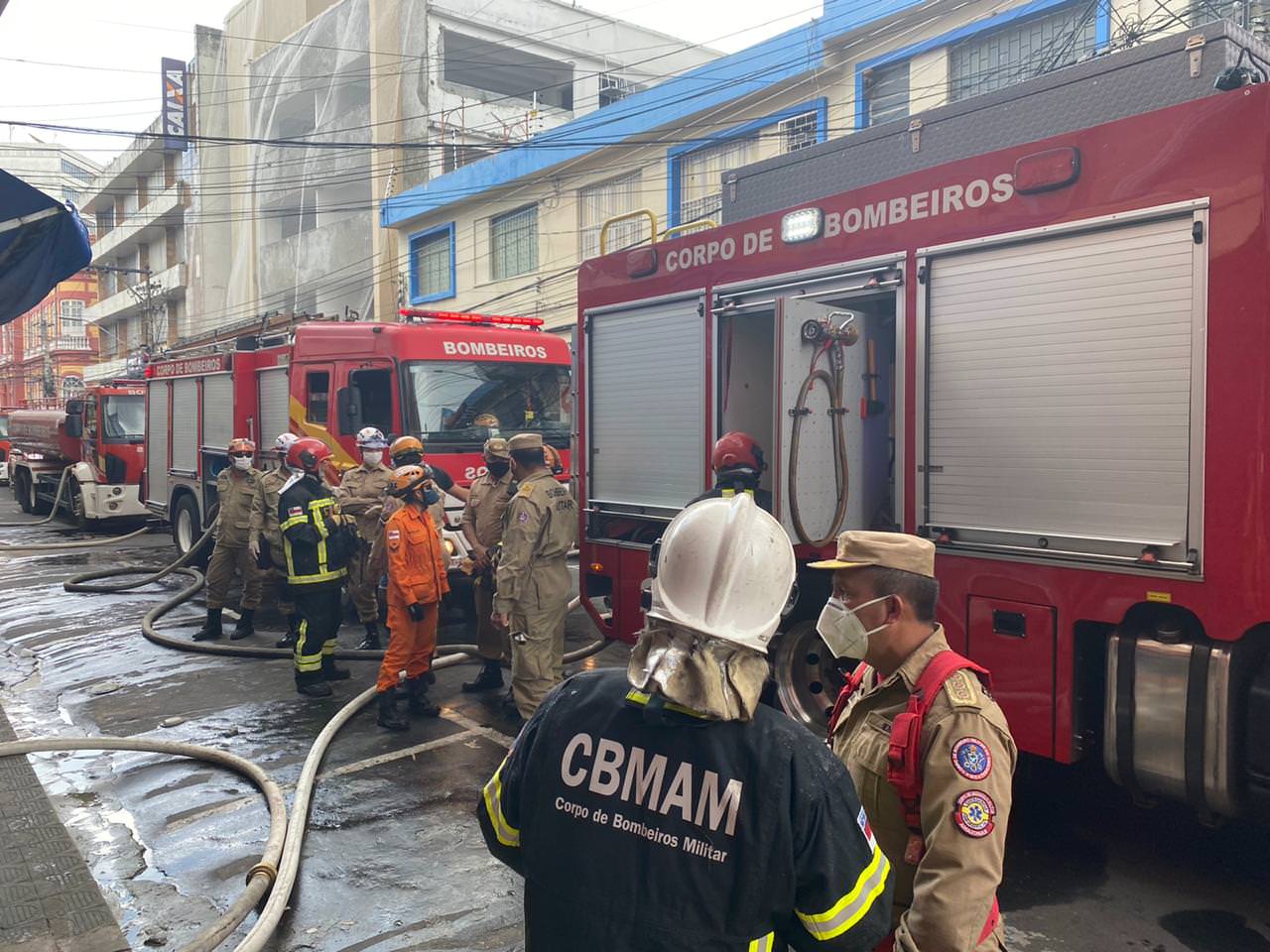 Prédio comercial pega fogo no Centro de Manaus; veja vídeos