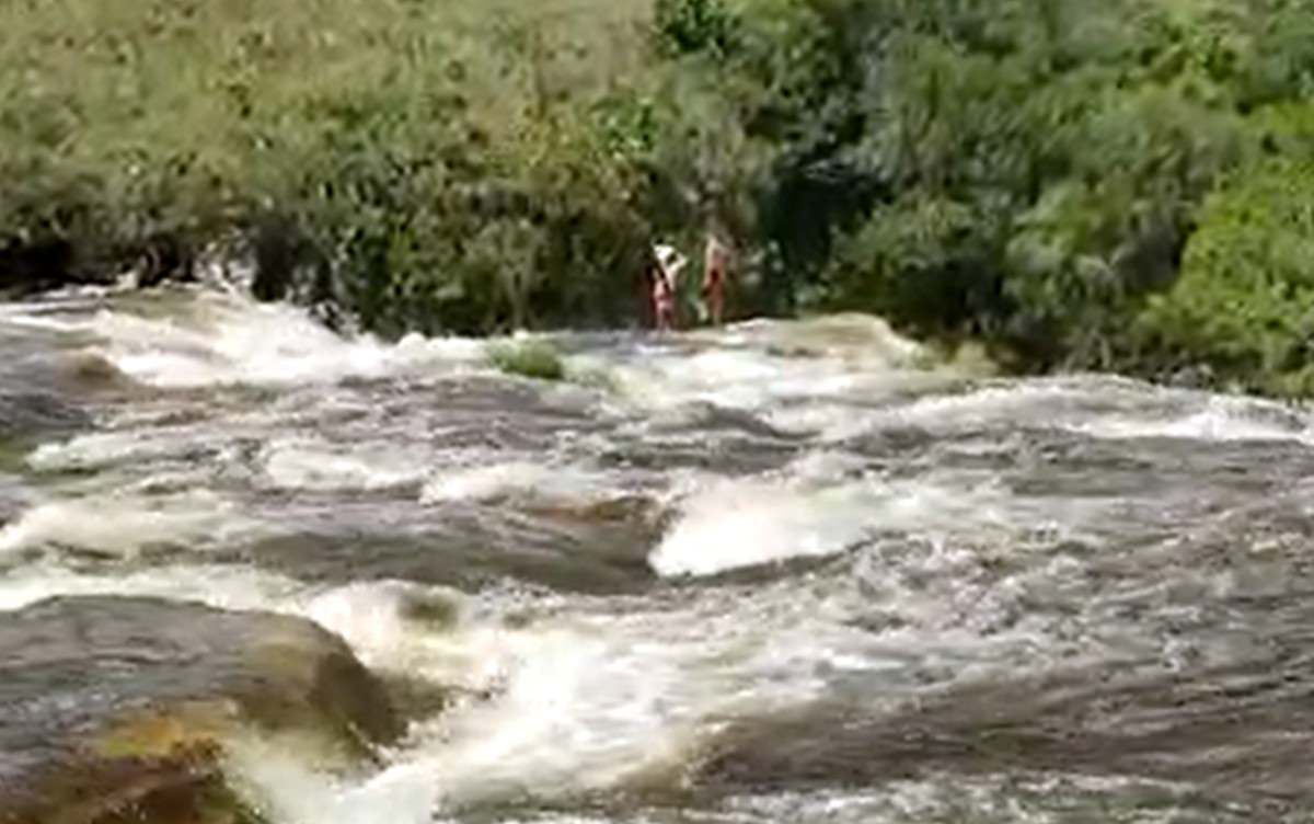 Cabeça d'água arrasta banhistas em cachoeira; ao menos dois morreram