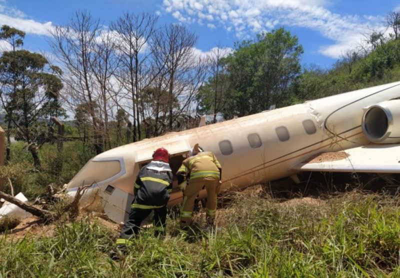 Avião com quatro pessoas cai em ribanceira durante pouso em Minas Gerais