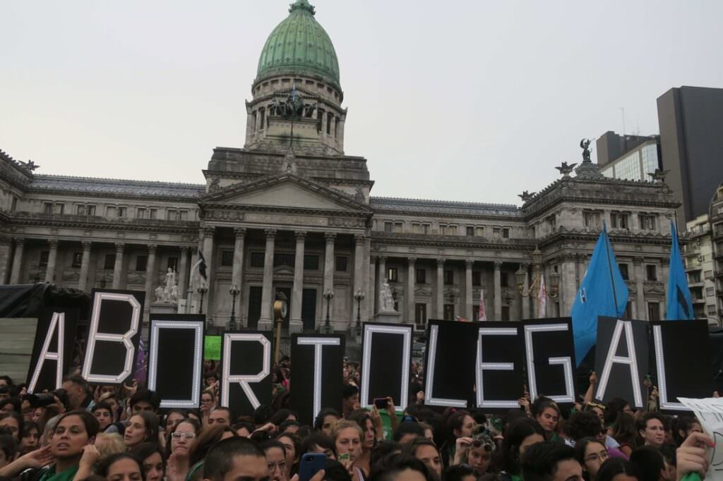 Legalização leva presas por abortarem a buscar liberdade na Argentina
