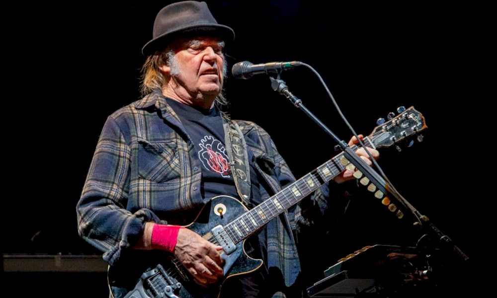 Neil Young segue Bob Dylan e vende metade dos direitos autorais de suas canções