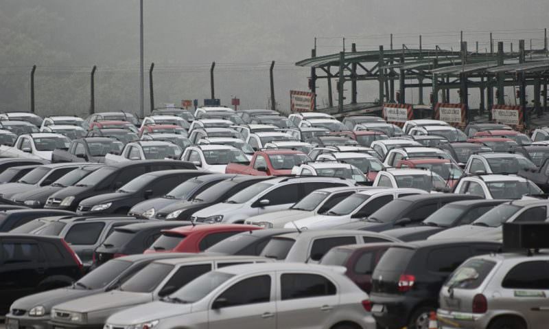 Vendas de veículos têm queda de 21,6% em 2020, diz Fenabrave
