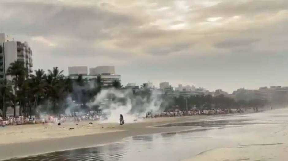 PM usa bombas para dispersar luau clandestino