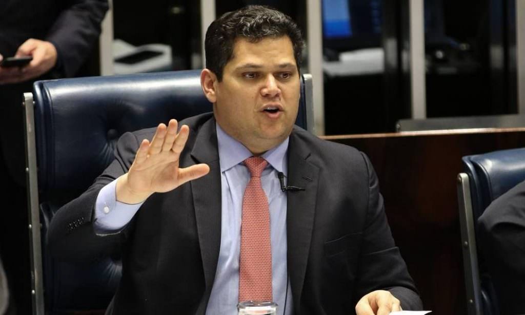 Alcolumbre teria pago mesada a ex-funcionária do TRE-AP a pedido de desembargador