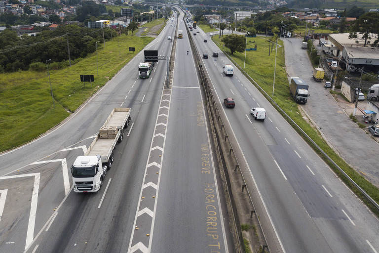 Greve dos caminhoneiros tem baixa adesão e poucos problemas nas rodovias até o início da tarde