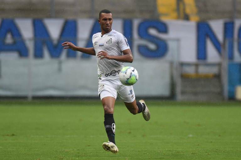 Narrador de rádio gaúcha chama santista Lucas Braga de 'crioulinho'