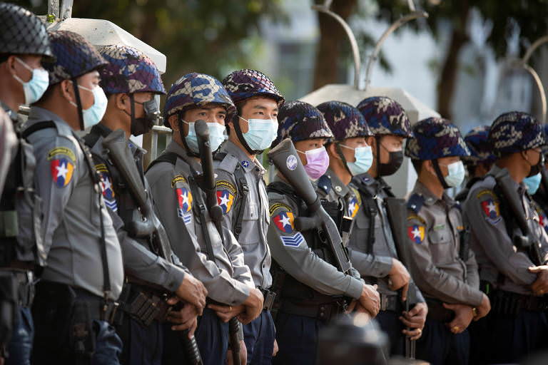 Militares bloqueiam Facebook em Myanmar em meio ao crescimento da oposição ao golpe