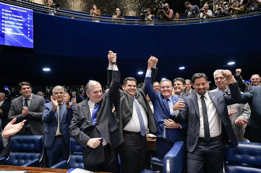 Começa sessão que vai escolher novo presidente do Senado
