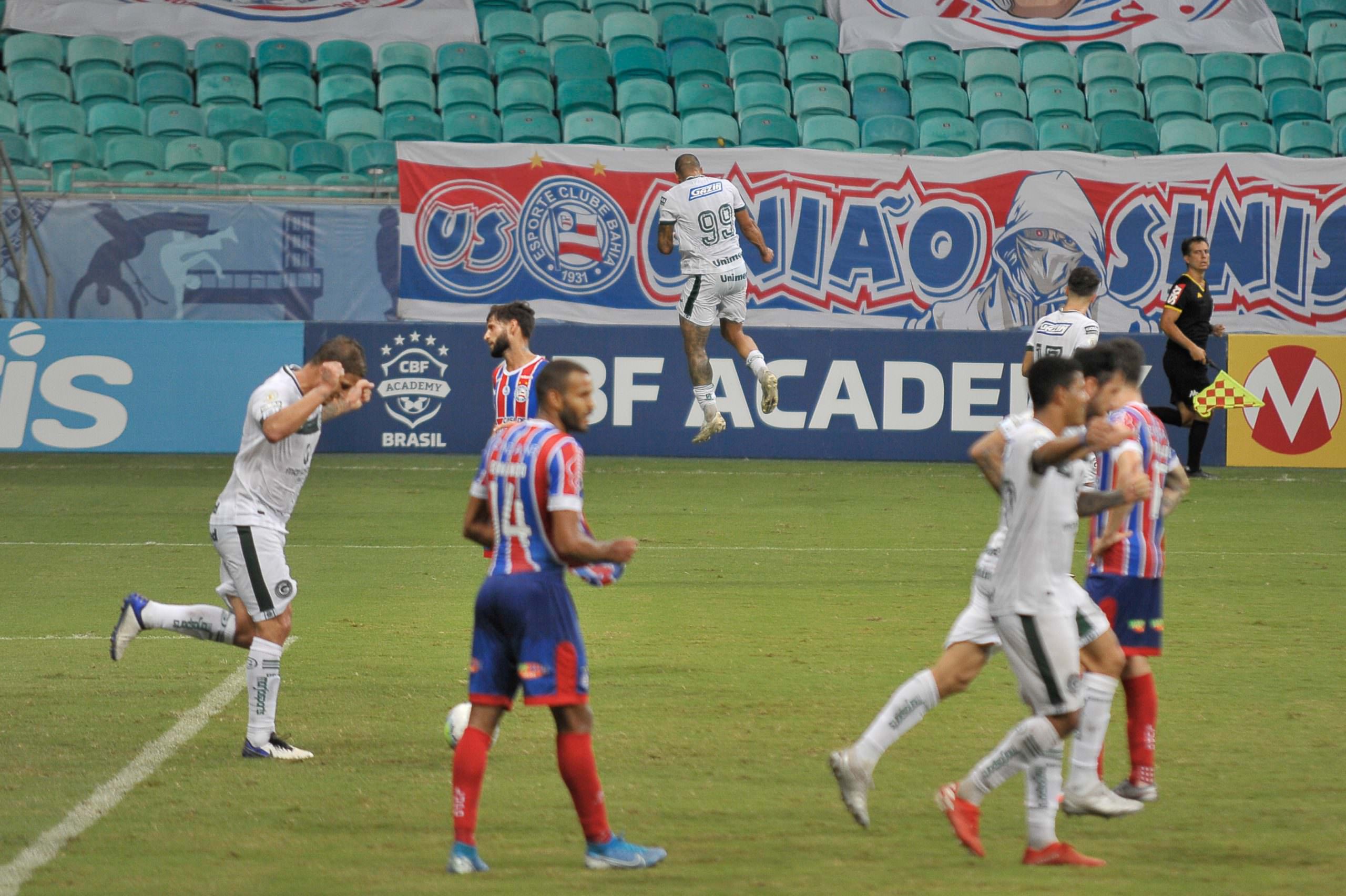 Goiás marca no último minuto e empata com o Bahia