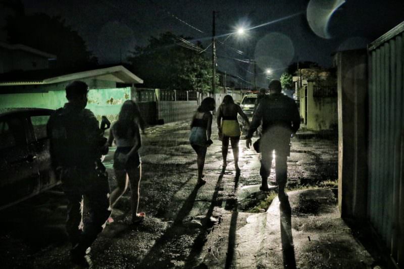 Na 'casa de massagem', foram encontradas drogas, bebidas alcoólicas, maquinetas de cartão de crédito e um livro, onde eram registrados os ganhos do dia