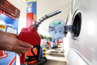 O ministro de Minas e Energia, Alexandre Silveira, disse nesta quarta-feira (17) que a Agência Nacional de Petróleo (ANP) irá fiscalizar postos de gasolina para garantir a redução dos preços dos combustíveis nas bombas