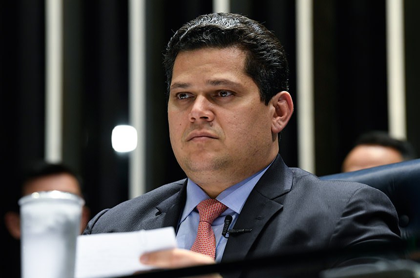 Davi Alcolumbre repreende senador Plínio que falou em “enforcar” Marina Silva