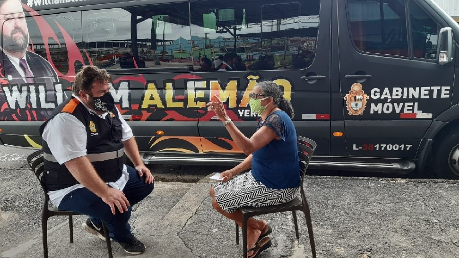 Em van estilizada, vereador Alemão leva gabinete às ruas de Manaus